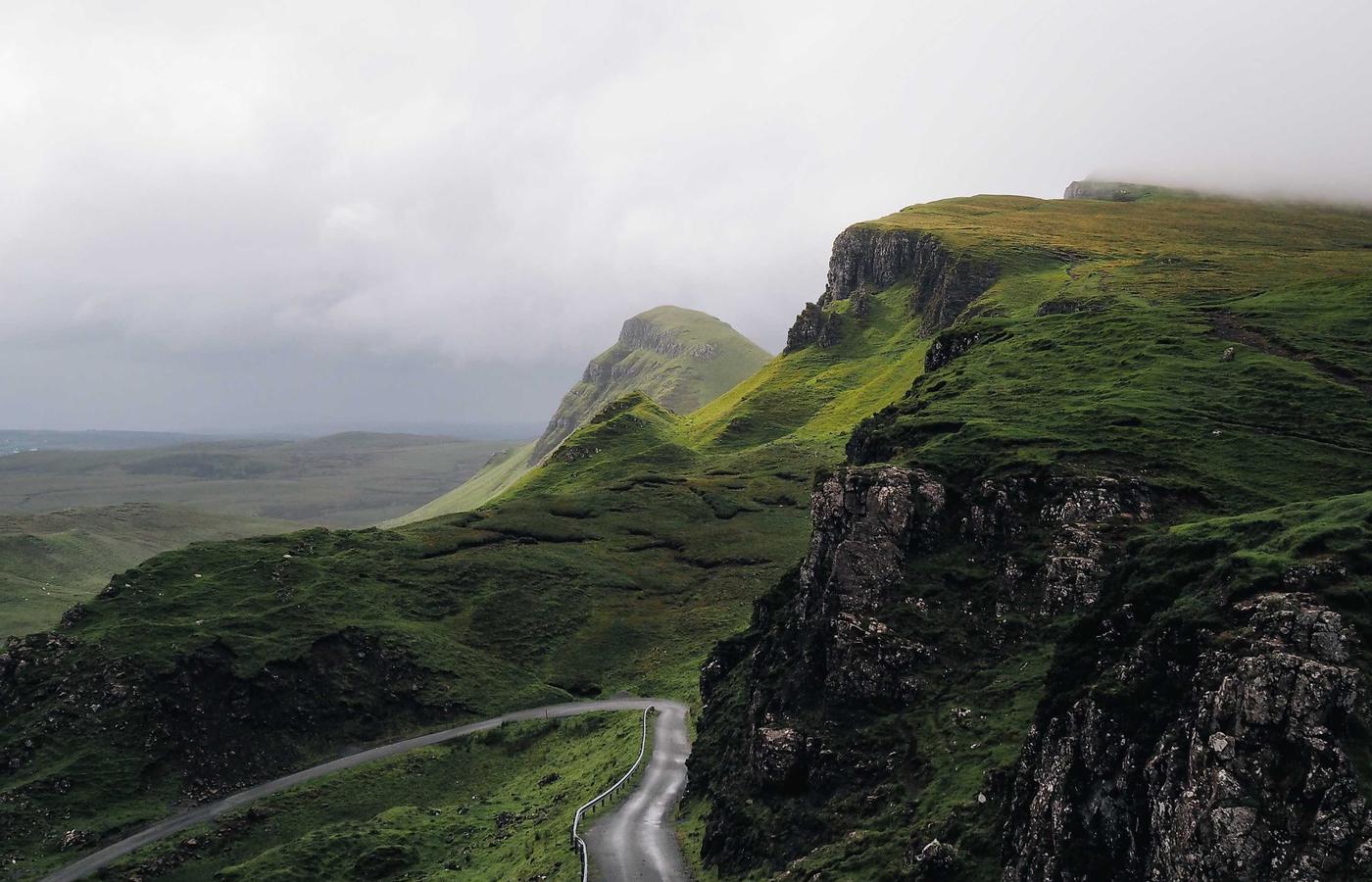 Una persona escribiendo en un cuaderno durante una sesión de coaching o formación